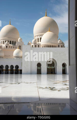 A forma di cipolla cupole, Sheikh Zayed Grande Moschea di Abu Dhabi, Emirati arabi uniti, più grande moschea del paese. Foto Stock