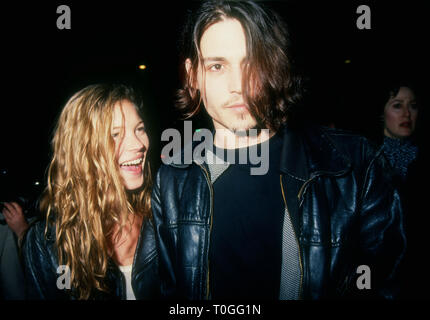 Città di Culver, CA - febbraio 22: Modello Kate Moss e attore Johnny Depp frequentare l'abuso di droga resistenza Educazione (D.A.R.E.) Vantaggio con Richard Tyler della nuova collezione di moda e il debutto di Johnny Depp di breve film 'Banter' il 22 febbraio 1994 a Smashbox Studios di Culver City, California. Foto di Barry re/Alamy Stock Photo Foto Stock