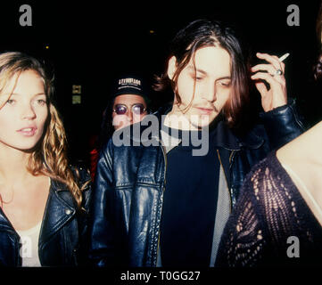 Città di Culver, CA - febbraio 22: Modello Kate Moss e attore Johnny Depp frequentare l'abuso di droga resistenza Educazione (D.A.R.E.) Vantaggio con Richard Tyler della nuova collezione di moda e il debutto di Johnny Depp di breve film 'Banter' il 22 febbraio 1994 a Smashbox Studios di Culver City, California. Foto di Barry re/Alamy Stock Photo Foto Stock