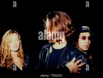 Città di Culver, CA - febbraio 22: Modello Kate Moss e attore Johnny Depp frequentare l'abuso di droga resistenza Educazione (D.A.R.E.) Vantaggio con Richard Tyler della nuova collezione di moda e il debutto di Johnny Depp di breve film 'Banter' il 22 febbraio 1994 a Smashbox Studios di Culver City, California. Foto di Barry re/Alamy Stock Photo Foto Stock