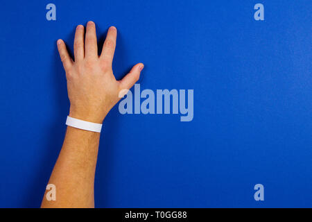 Modello Mockup carta bianca con la fascetta da polso bracciale sul braccio di uomo Foto Stock