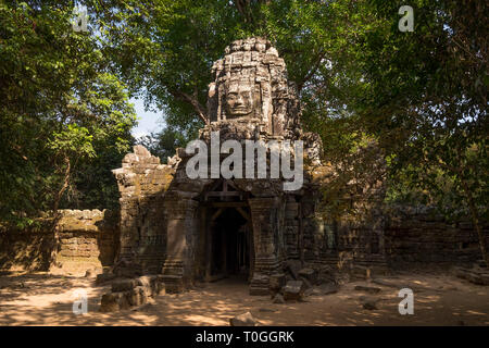 Un gate di Khmer con la mitica Avalokiteśvara testa a Angkor a Siem Reap, Cambogia. Foto Stock