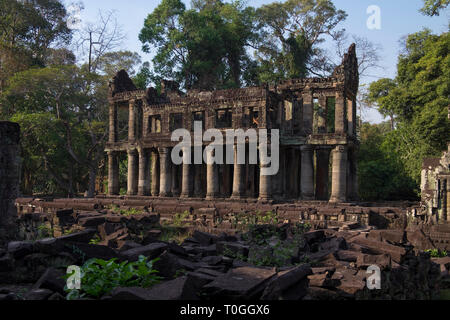 Una rara lo stile architettonico Khmer di Angkor, a due piani e colonna-rigato tempio. A Preah Khan a Angkor a Siem Reap, Cambogia. Foto Stock