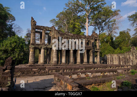 Una rara lo stile architettonico Khmer di Angkor, a due piani e colonna-rigato tempio. A Preah Khan a Angkor a Siem Reap, Cambogia. Foto Stock