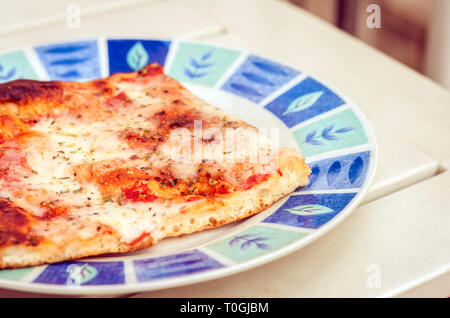 Pizza con prosciutto, mozzarella, pomodoro da panificio di Catania, Sicilia, Italia Foto Stock