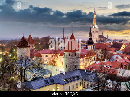 Tramonto sulla Città Vecchia di Tallinn in Estonia Foto Stock