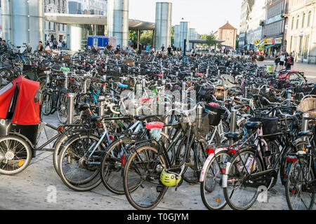 Danimarca, Copenaghen, stazione di Norreport Parcheggio bici Foto Stock