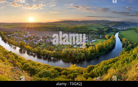 Spring Slovakia panorama landscape with river Hron. Foto Stock