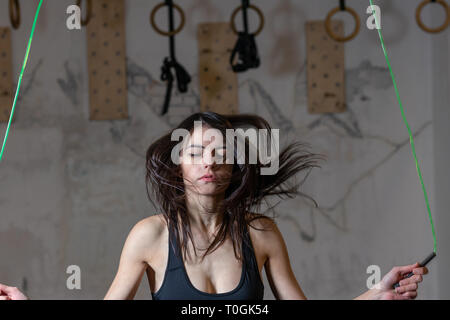 Ragazza salto con la corda in palestra Foto Stock