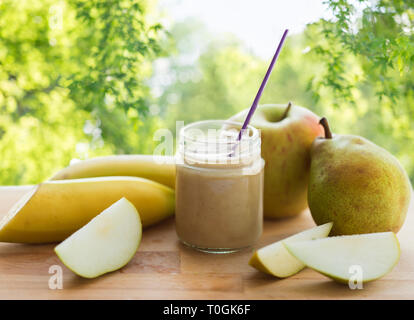 Vaso con purea di frutta o cibo per neonati Foto Stock