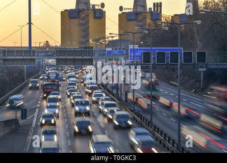 Viscoso traffico fluente, città autostrada A 100, villaggio Wilmers, Berlino, Germania, Zähfliessender Verkehr, Stadtautobahn un 100, Wilmersdorf, Deutschland Foto Stock