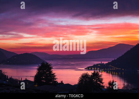 Il lago d'Iseo al tramonto con il comune di Peschiera Maraglio sul Monte Isola, Lombardia, Italia Foto Stock