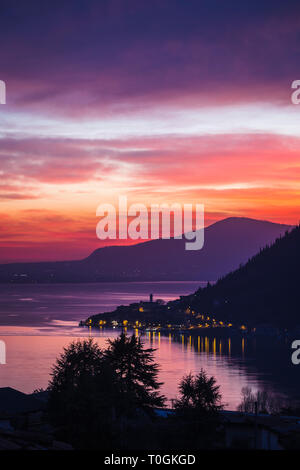 Il lago d'Iseo al tramonto con il comune di Peschiera Maraglio sul Monte Isola, Lombardia, Italia Foto Stock