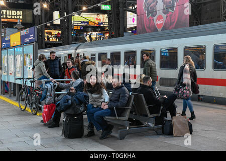In attesa, piattaforma, stazione centrale di Amburgo, Germania, Wartende, Bahnsteig, Hauptbahnhof, Deutschland Foto Stock