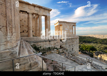 Tempio di Atena Nike Propilei antico ingresso Gateway rovine Acropoli di Atene - Grecia, nessuno Foto Stock