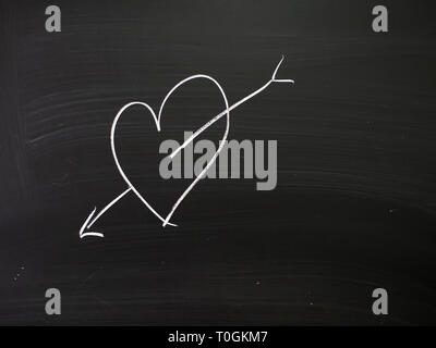 Vero cuore di gesso sulla vera scuola di Blackboard. Giovane amore ecc. Foto Stock