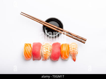 Sushi su sfondo bianco Foto Stock