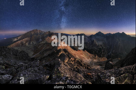 Paesaggio di montagna con cielo notturno e Mliky modo, Slovacchia Tatra dal picco Slavkovsky stit Foto Stock