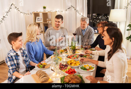 La famiglia felice con cena a casa Foto Stock