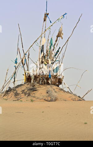 Bandiere votive-tumulo di sepoltura-area mazar di Imam Asim o mausoleo-deserto di Taklamakan. Hotan-Xingjiang-Cina-0047 Foto Stock