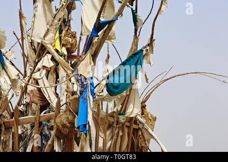 Bandiere votive-tumulo di sepoltura-area mazar di Imam Asim o mausoleo-deserto di Taklamakan. Hotan-Xingjiang-Cina-0050 Foto Stock