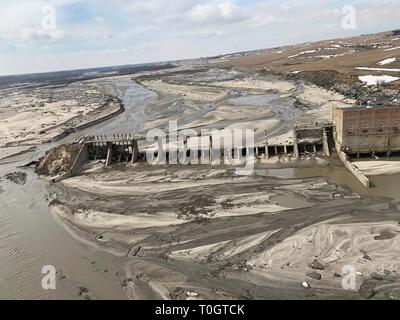 Vista aerea mostrante la distruzione della diga Spencer dopo una massiccia marmellata di ghiaccio distrutti la diga idroelettrica sul fiume Niobrara in Boyd County Marzo 16, 2019 vicino a Spencer, Nebraska. Centro storico Le inondazioni causate dalla rapida fusione di nevicata record sweep attraverso le comunità rurali nel Nebraska e Iowa uccidendo almeno quattro persone nelle pianure e Midwest. Foto Stock