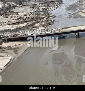 Enormi blocchi di ghiaccio coprire i resti dell'autostrada 281 ponte dopo un inceppamento di ghiaccio distrutti Spencer upriver Dam e poi lavato fuori il ponte come esso passando sopra il fiume Niobrara in Boyd County Marzo 16, 2019 vicino a Spencer, Nebraska. Centro storico Le inondazioni causate dalla rapida fusione di nevicata record sweep attraverso le comunità rurali nel Nebraska e Iowa uccidendo almeno quattro persone nelle pianure e Midwest. Foto Stock