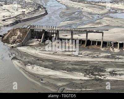 Vista aerea mostrante la distruzione della diga Spencer dopo una massiccia marmellata di ghiaccio distrutti la diga idroelettrica sul fiume Niobrara in Boyd County Marzo 16, 2019 vicino a Spencer, Nebraska. Centro storico Le inondazioni causate dalla rapida fusione di nevicata record sweep attraverso le comunità rurali nel Nebraska e Iowa uccidendo almeno quattro persone nelle pianure e Midwest. Foto Stock