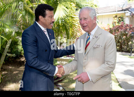 Il Principe di Galles incontro il cantante Lionel Richie al Prince's Trust International Reception al Coral Reef Club Hotel Folkestone, Barbados, come egli continua il suo tour dei Caraibi. Foto Stock