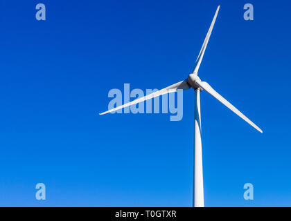 Chiudere l immagine di una singola turbina eolica con un semplice cielo azzurro sfondo per spazio copia shot dal di sopra Foto Stock