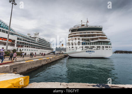 Corfù, Grecia - 23 ottobre 2018: i passeggeri che viaggiano per la salita a bordo delle grandi navi da crociera Foto Stock