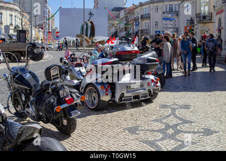 Loulé, Portogallo. Le motociclette e i loro proprietari si sono riuniti fuori dal mercato a Loulé, in Portogallo, per il loro incontro settimanale Sabato mattina. Foto Stock