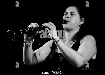 PERUGIA, Italia - 15 luglio 2011 - Anat Cohen giocando clarinetto sul palco principale a Umbria Jazz Festival - Luglio 15, 2011 a Perugia, Italia Foto Stock