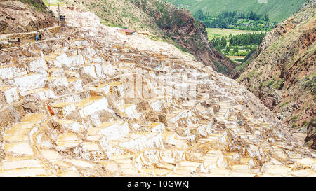 Maras stagni di sale si trova a Urubamba, Perù Foto Stock