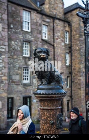 Edimburgo, Scozia - Febbraio 9, 2019 - La statua di Bobby all'angolo di Edimburgo di Candlemaker Row e George IV Bridge Foto Stock