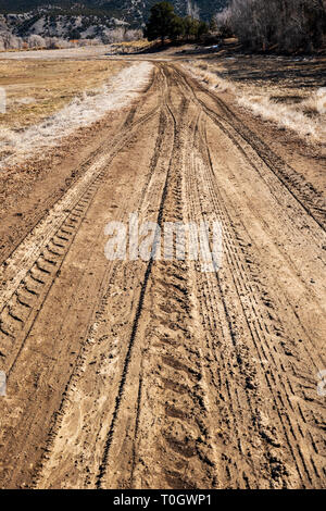 Terreni fangosi tracce di pneumatici su un ranch strada sterrata; central Colorado; USA Foto Stock
