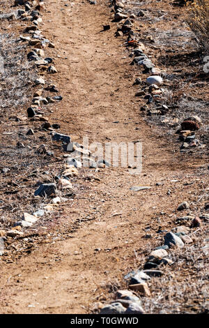 Rivestito di pietra il percorso escursionistico su central Colorado ranch; USA Foto Stock