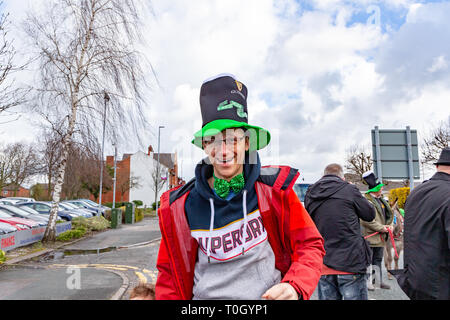 L annuale il giorno di San Patrizio Parade presso il Club irlandese in Orford Lane per 'il fiume della vita' in Bridge Street dove un breve servizio era detenuto da ricordare Foto Stock