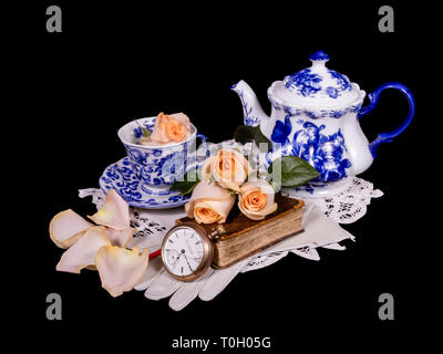 Blu e bianco set per il tè con Peach Roses, Bibbia e antico Orologio da tasca Foto Stock