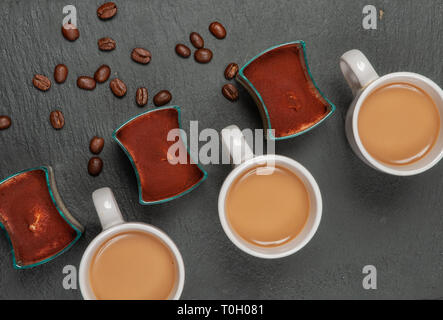 Mini dessert tiramisù e caffè con latte su sfondo scuro Foto Stock