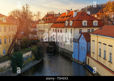 Isola di Kampa con Certovka Fiume e mulino ad acqua nella vecchia Praga, Repubblica Ceca Foto Stock