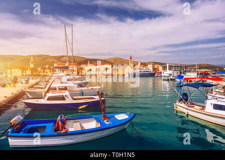 Il Trogir barche e vista sul lungomare, UNESCO Città in Croazia i punti di riferimento. Vista di edifici storici e il porto con barche nella città di Trogir, Dalmazia, Croazia. Foto Stock