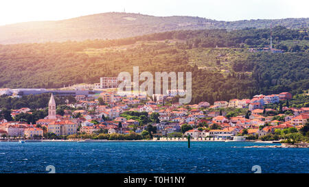 Città di Supetar nell isola di Brac, Croazia. Vista dal mare. Pittoresca vista panoramica su Supetar sull'isola di Brac, Croazia. Vista panoramica sul porto della città Foto Stock