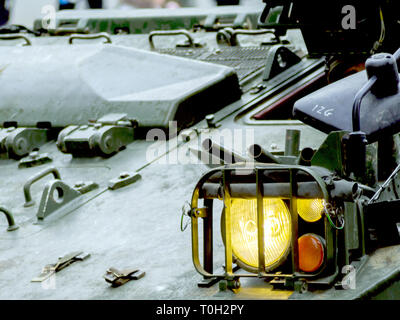 Faro anteriore del serbatoio vicino. Giorno di indipendenza sfilata in Estonia. Molti sono militars sulla principale piazza della Libertà. vechile militare nella città vecchia di Tallinn. Foto Stock