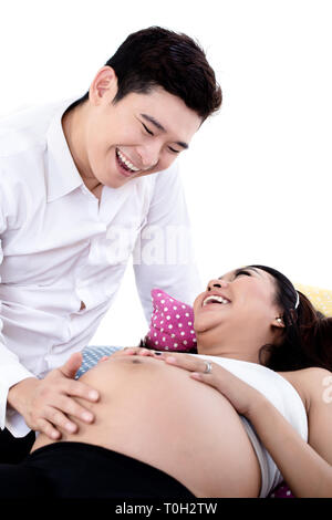 Sorridente marito di prendersi cura di sua moglie incinta Foto Stock
