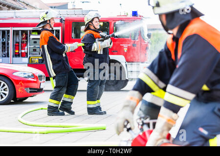 Fire fighter il collegamento dei tubi flessibili Foto Stock