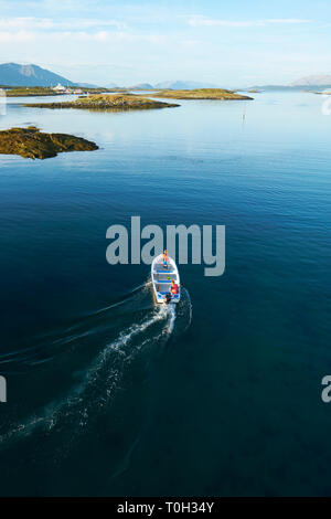 Esplorando le molte isole e coste in estate seascape di Heroy e Alsta in Helgeland Nordland Norvegia - vista aerea Foto Stock