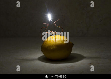 Agrumi, limone, calce batteria dimostrando un alternativa di origine organica di elettricità come fucina di celle di batterie illuminazione luce LED Foto Stock