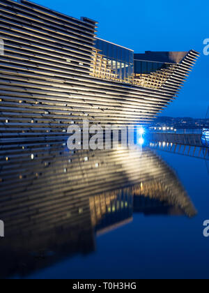 V&A Dundee design museum progettato da Kengo Kuma al Riverside Esplanade Dundee Scozia Scotland Foto Stock