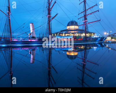 RRS Discovery al Discovery Point al crepuscolo Dundee Scozia Scotland Foto Stock